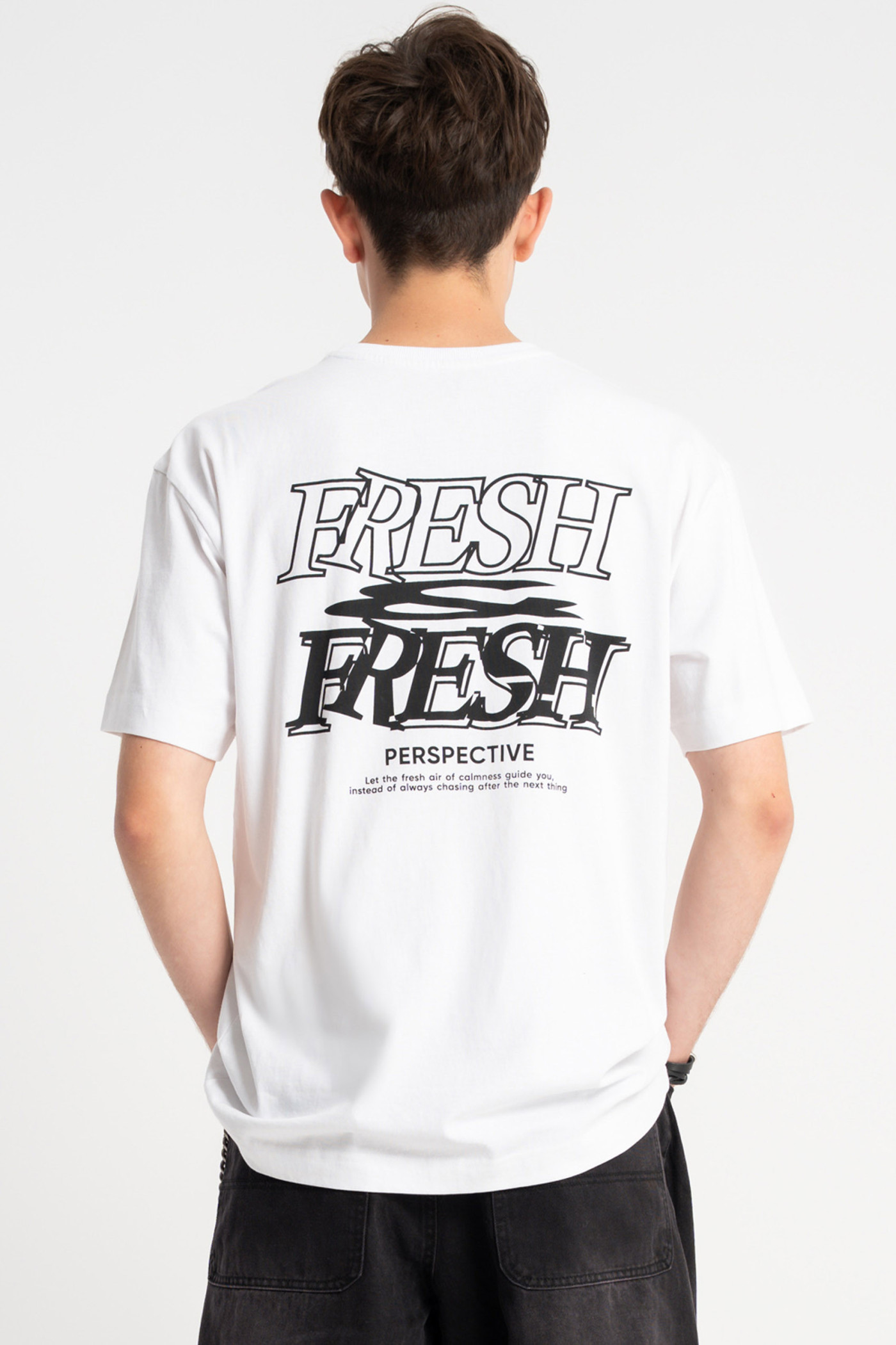 Biały t-shirt LOOSE z autorską grafiką z tyłu