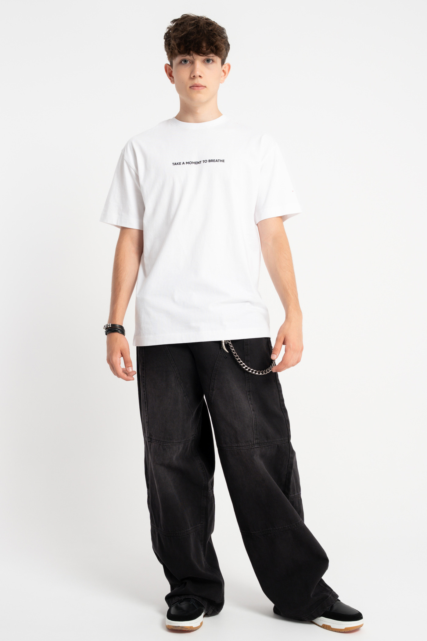 Biały t-shirt LOOSE z autorską grafiką z tyłu