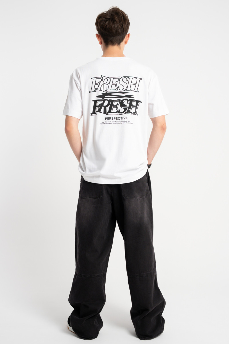 Biały t-shirt LOOSE z autorską grafiką z tyłu