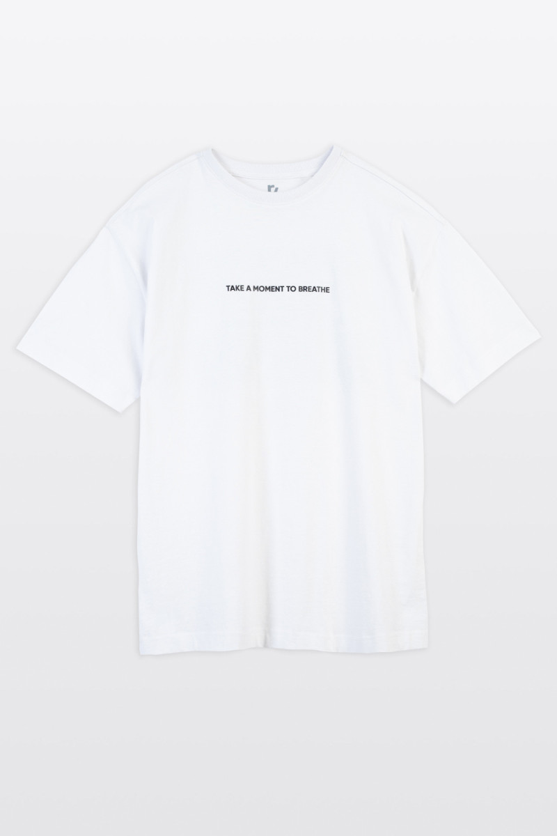 Biały t-shirt LOOSE z autorską grafiką z tyłu