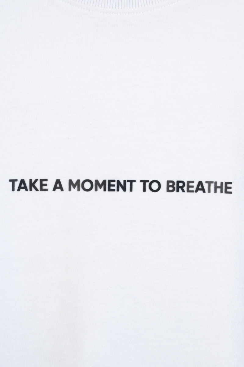 Biały t-shirt LOOSE z autorską grafiką z tyłu