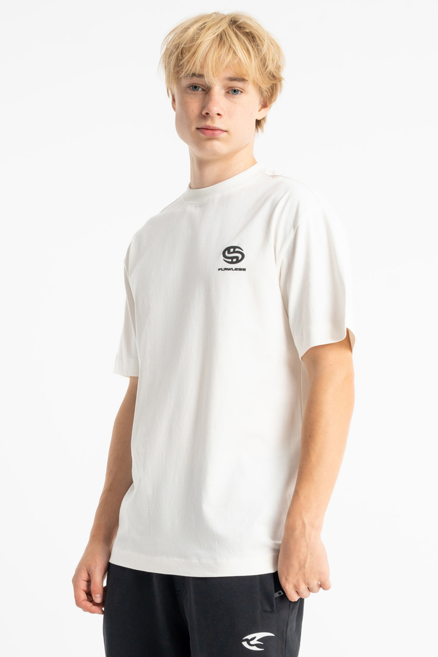 Kremowy t-shirt LOOSE z minimalistycznym nadrukiem