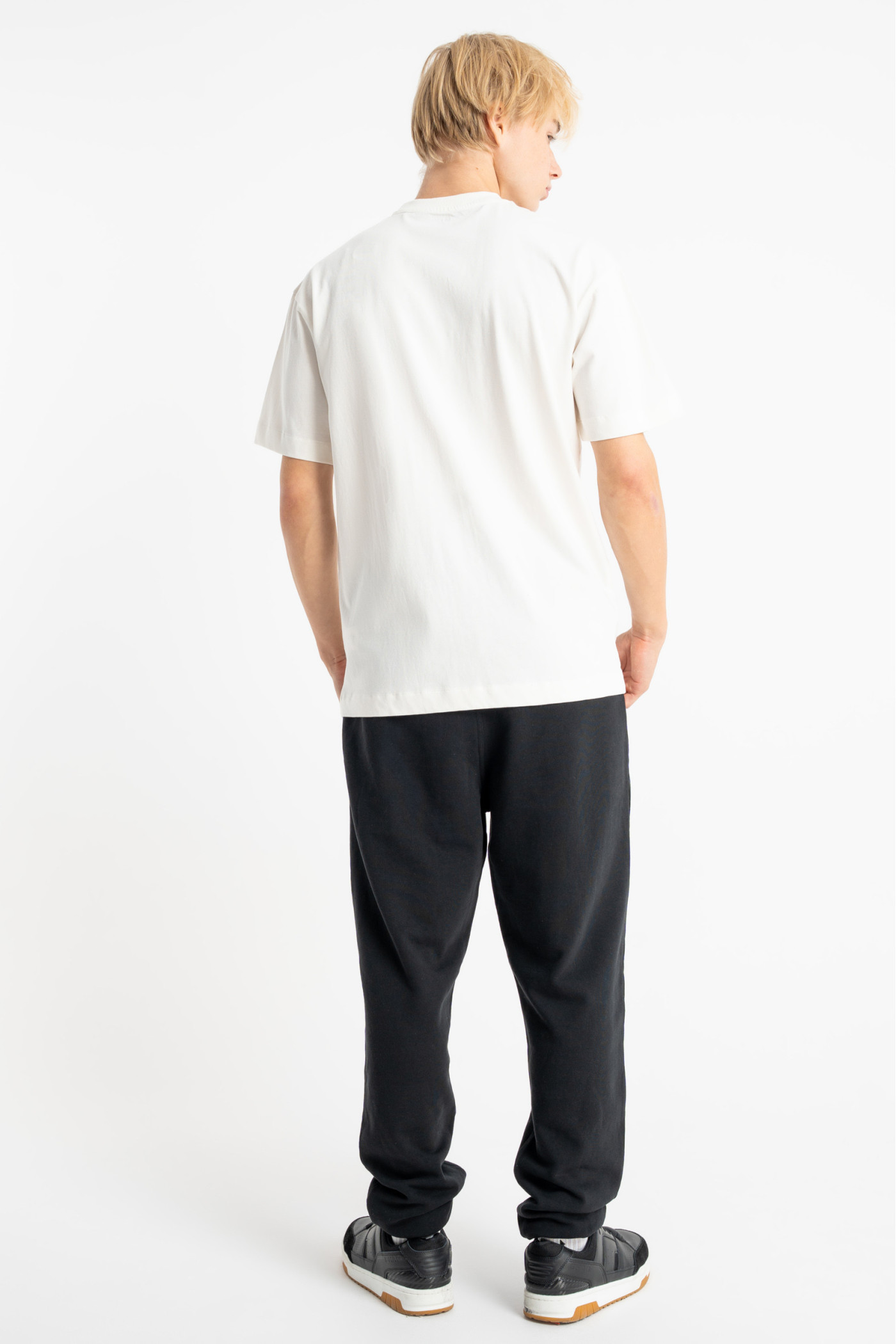 Kremowy t-shirt LOOSE z minimalistycznym nadrukiem