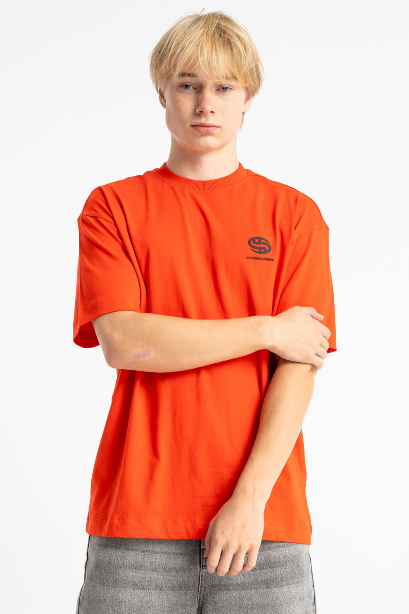 Czerwony t-shirt LOOSE z minimalistycznym nadrukiem