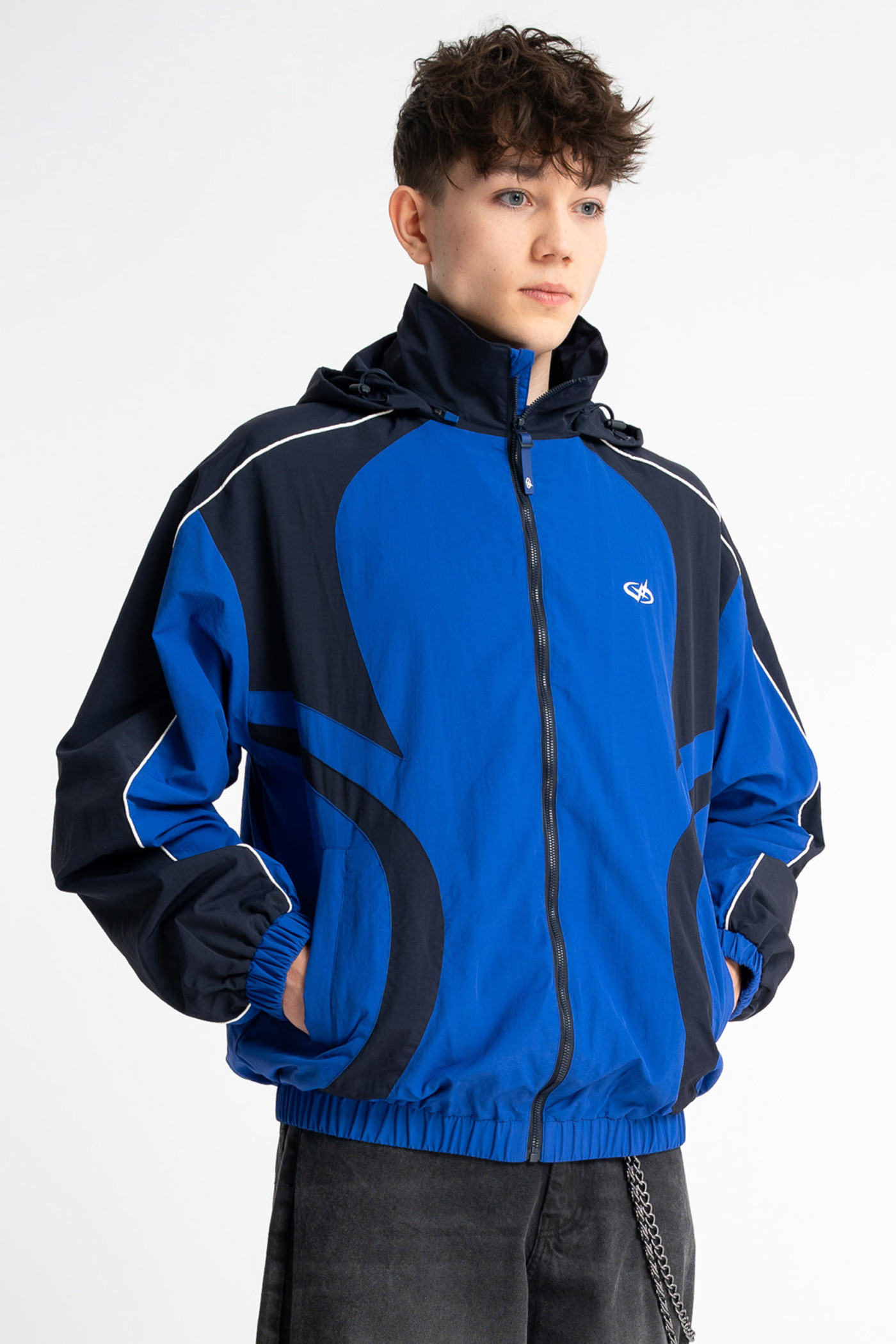 Niebieska kurtka ortalionowa na stójce z kontrastowymi wstawkami