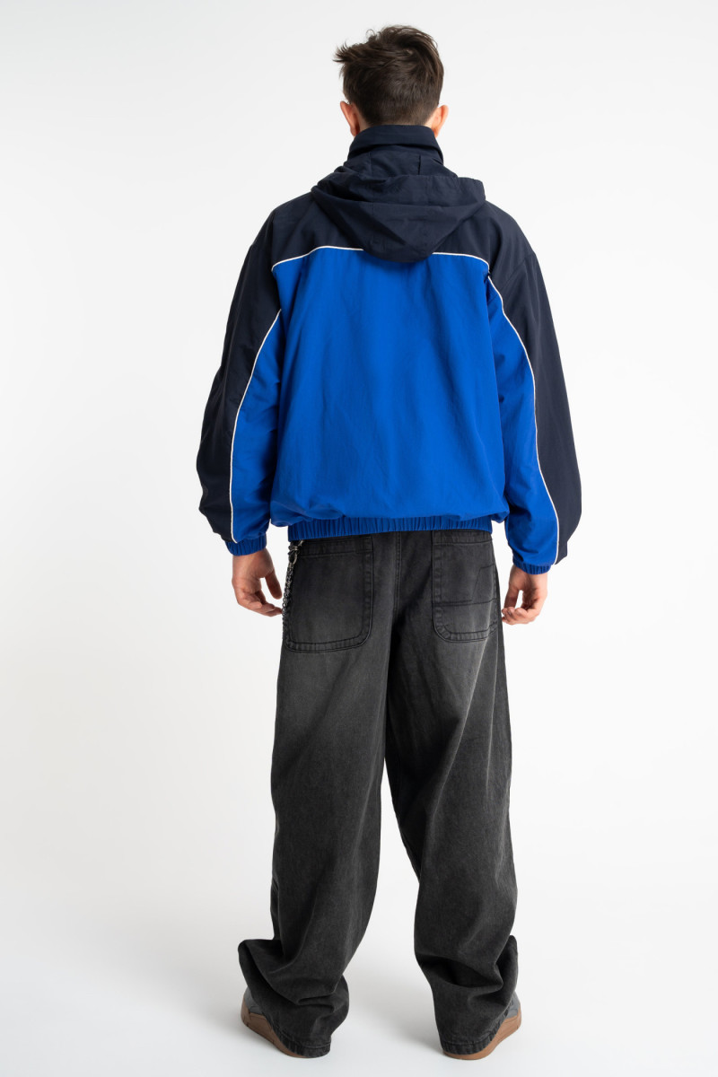 Niebieska kurtka ortalionowa na stójce z kontrastowymi wstawkami