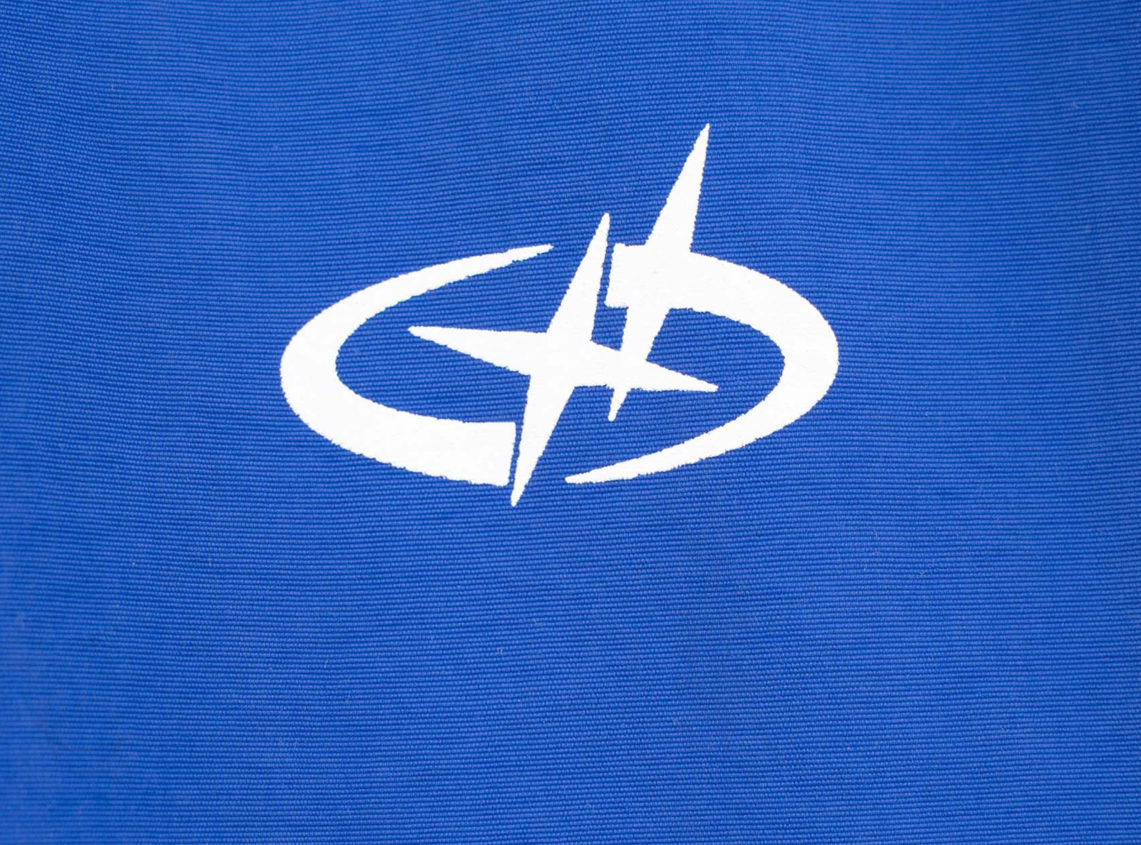 Niebieska kurtka ortalionowa na stójce z kontrastowymi wstawkami