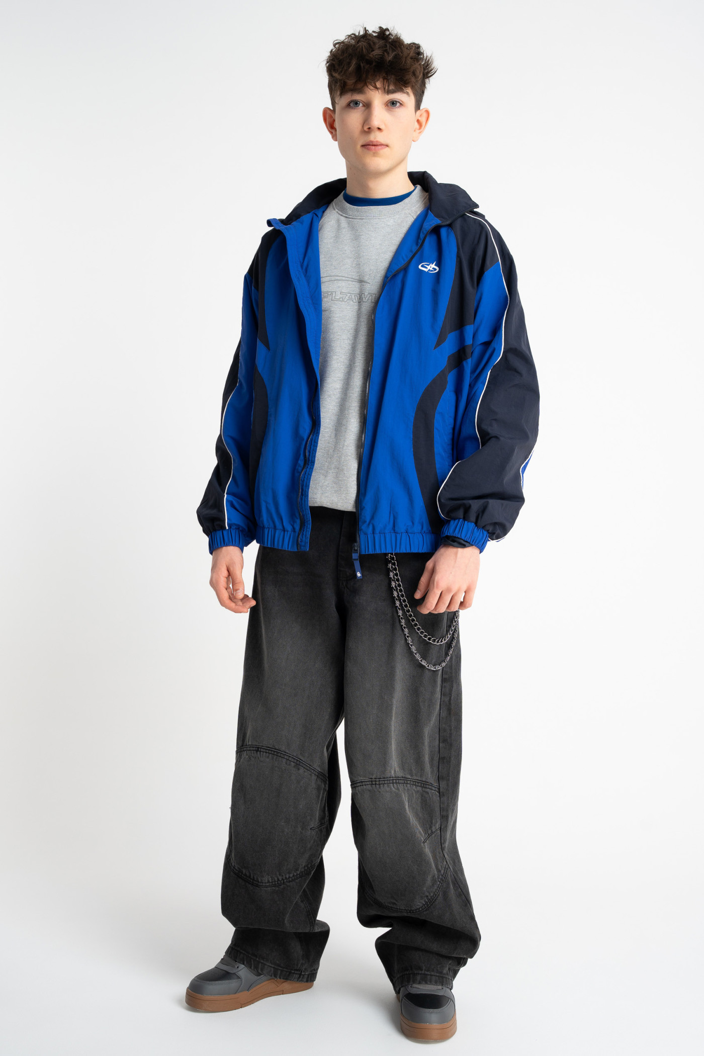 Niebieska kurtka ortalionowa na stójce z kontrastowymi wstawkami