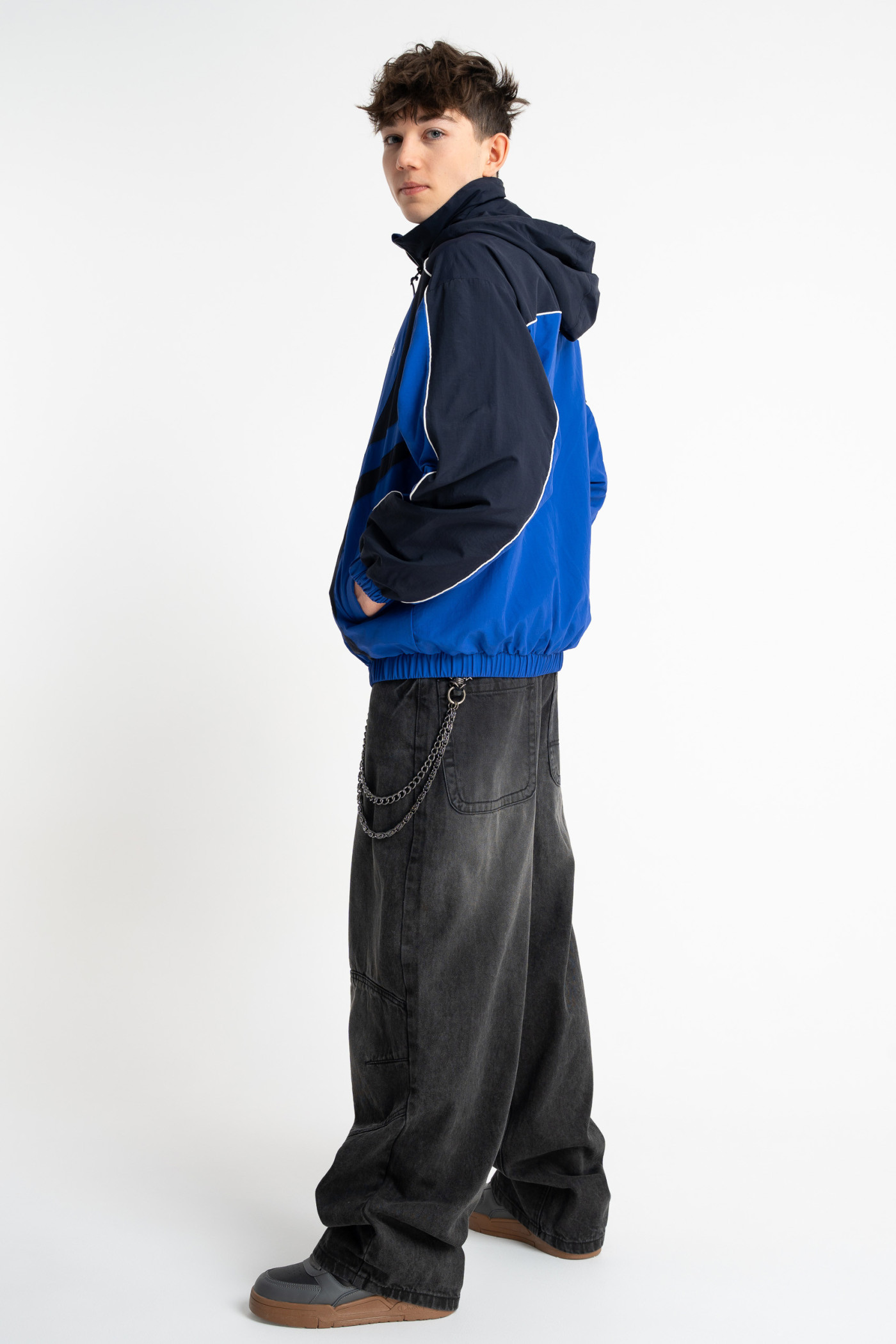 Niebieska kurtka ortalionowa na stójce z kontrastowymi wstawkami