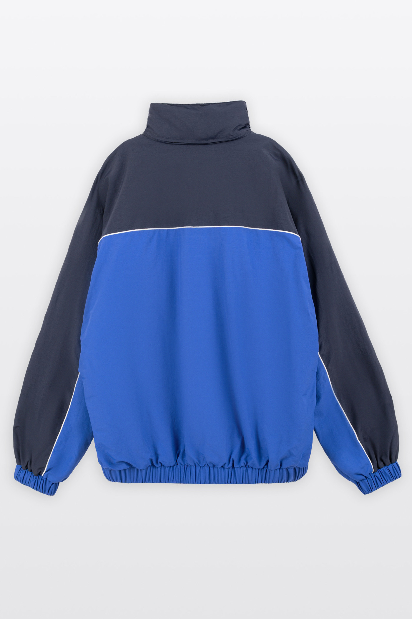 Niebieska kurtka ortalionowa na stójce z kontrastowymi wstawkami