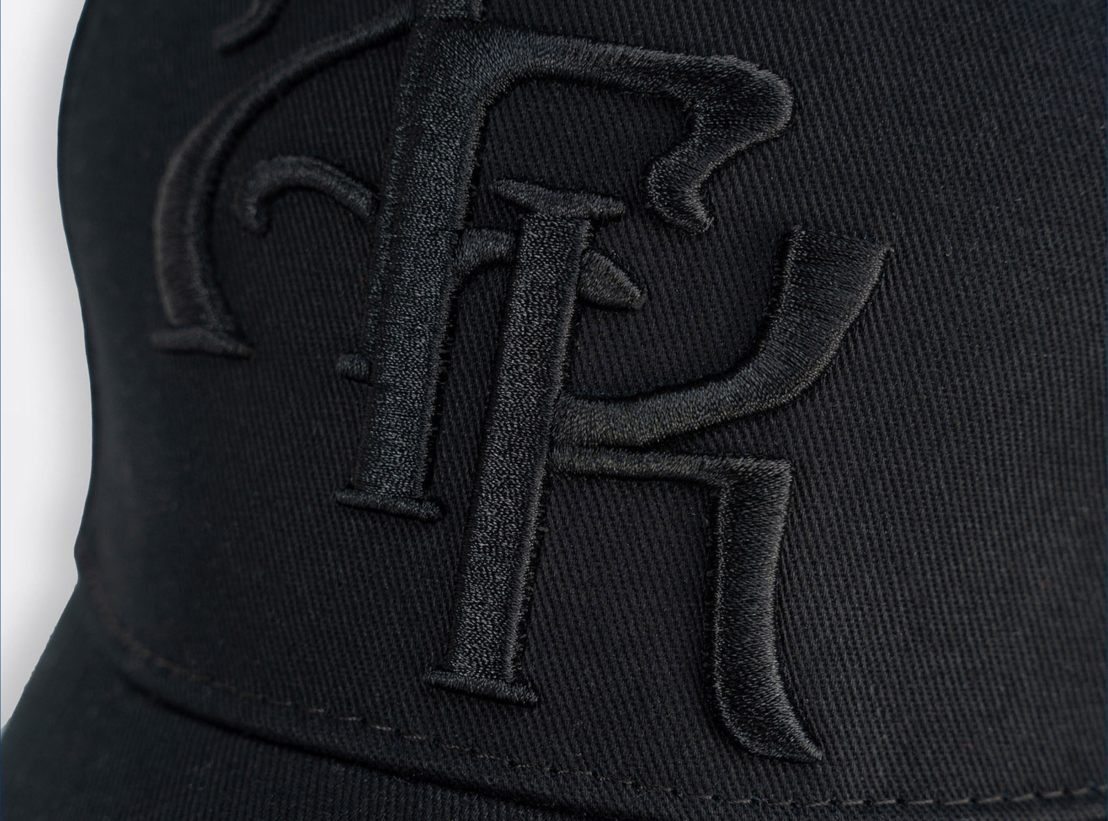 Czarna czapka z daszkiem z haftem z przodu