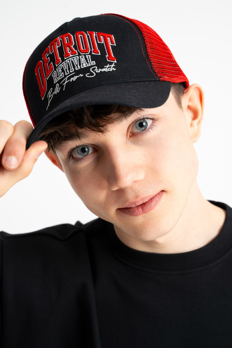 Czarno-czerwona czapka z daszkiem z haftem z przodu, czarny