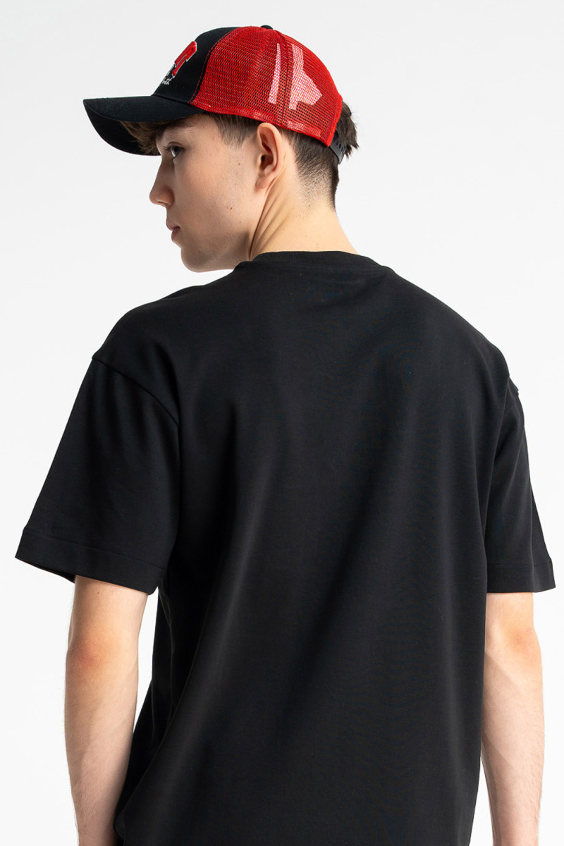 Czarno-czerwona czapka z daszkiem z haftem z przodu