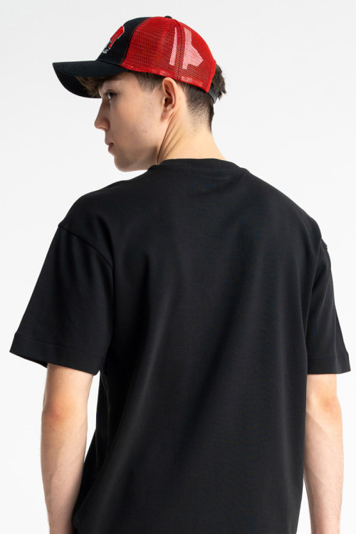 Czarno-czerwona czapka z daszkiem z haftem z przodu