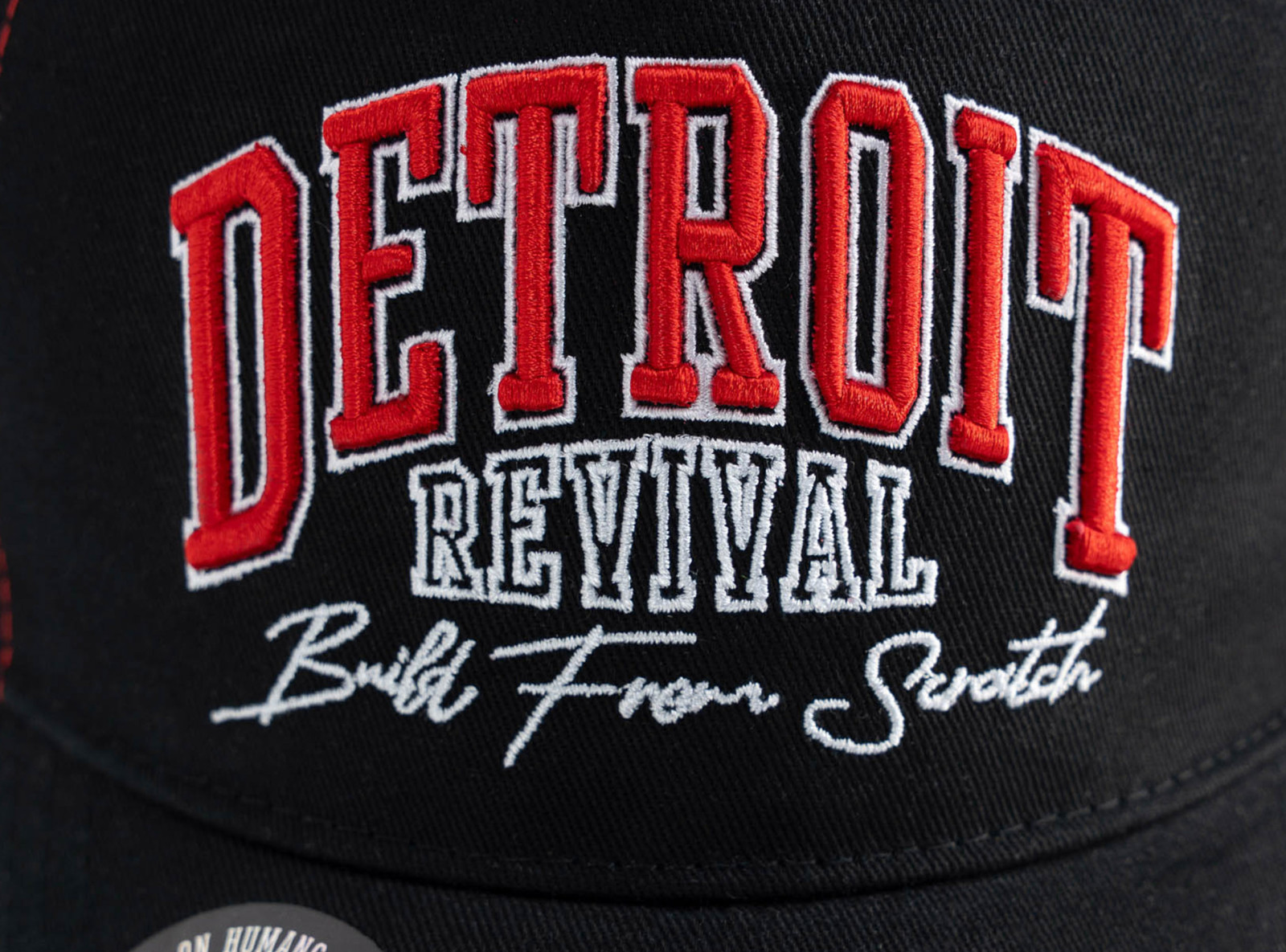 Czarno-czerwona czapka z daszkiem z haftem z przodu