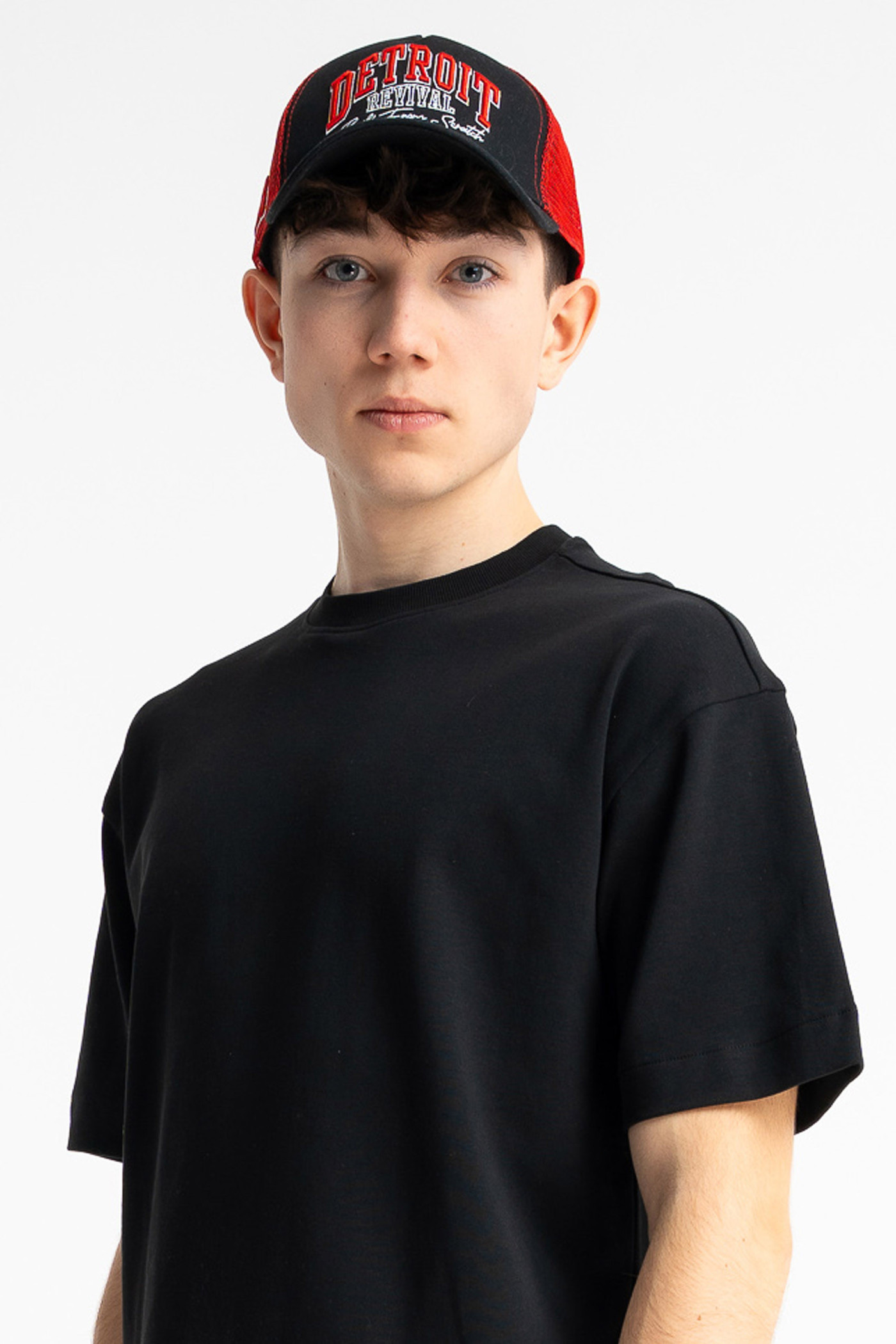 Czarno-czerwona czapka z daszkiem z haftem z przodu