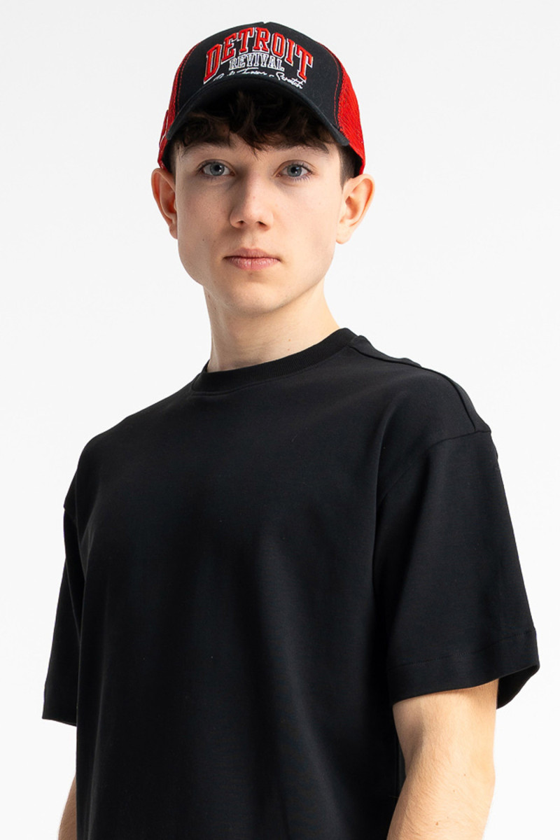 Czarno-czerwona czapka z daszkiem z haftem z przodu