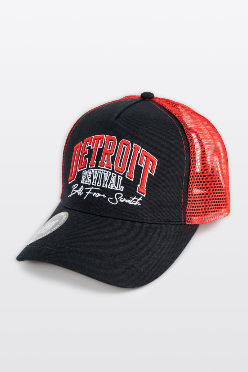 Czarno-czerwona czapka z daszkiem z haftem z przodu