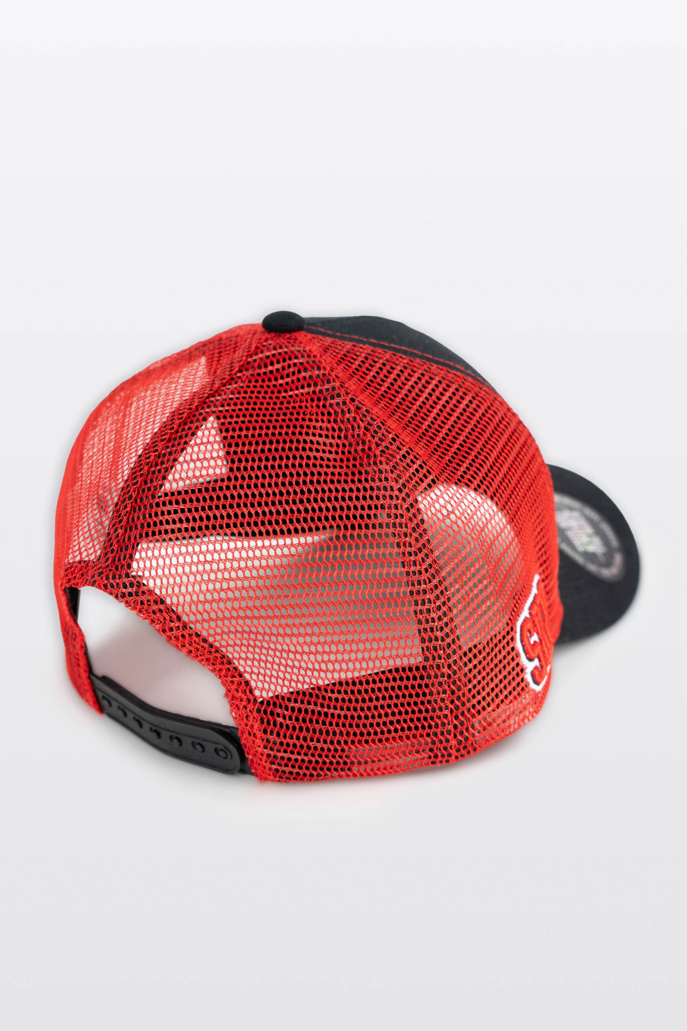 Czarno-czerwona czapka z daszkiem z haftem z przodu