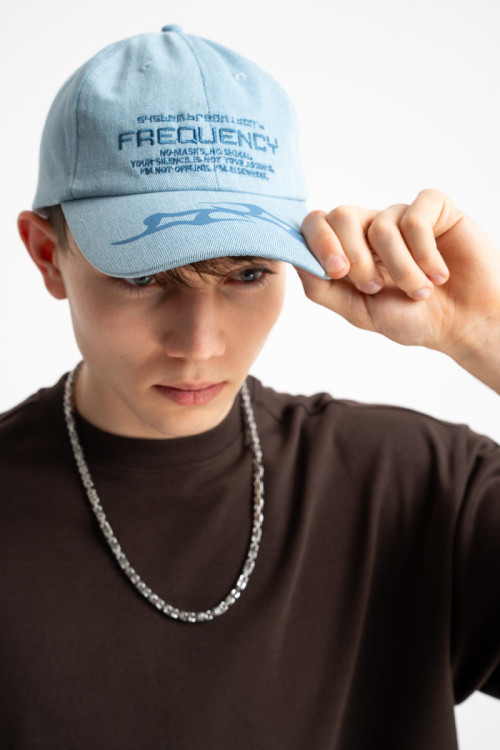 Jasnoniebieska jeansowa czapka z daszkiem z haftem z przodu