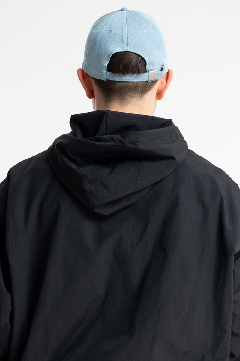 Jasnoniebieska jeansowa czapka z daszkiem z haftem z przodu