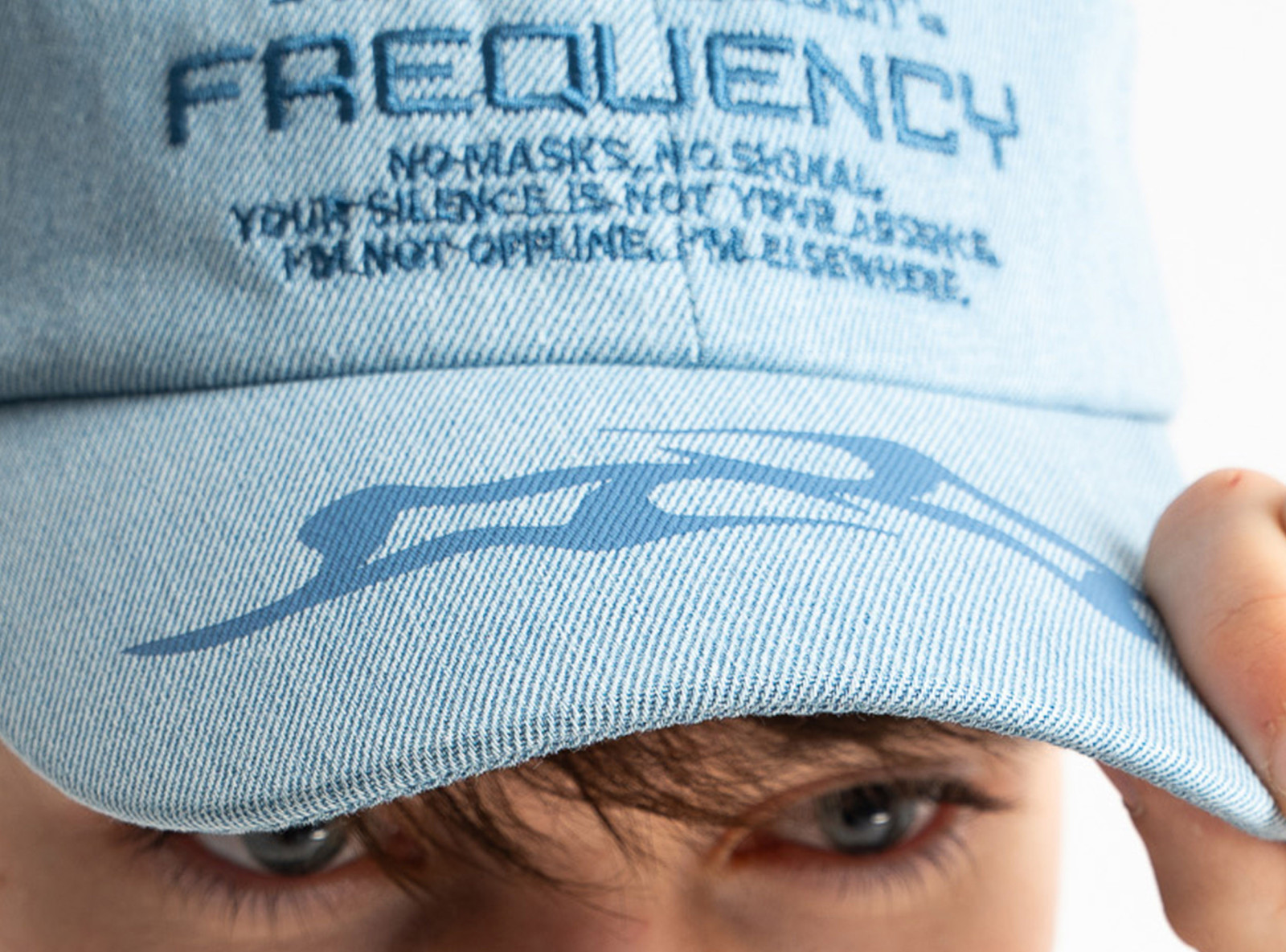 Jasnoniebieska jeansowa czapka z daszkiem z haftem z przodu