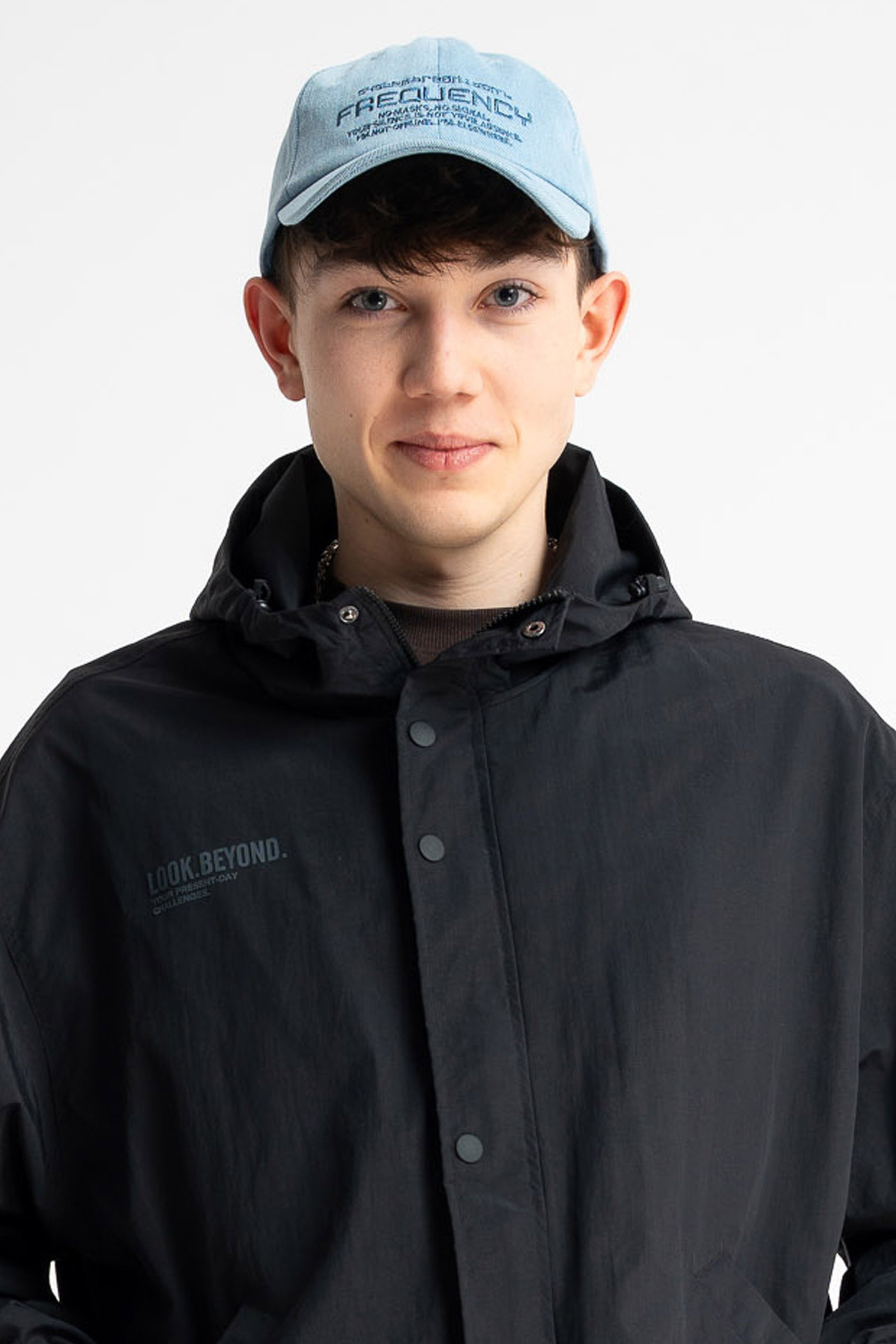 Jasnoniebieska jeansowa czapka z daszkiem z haftem z przodu