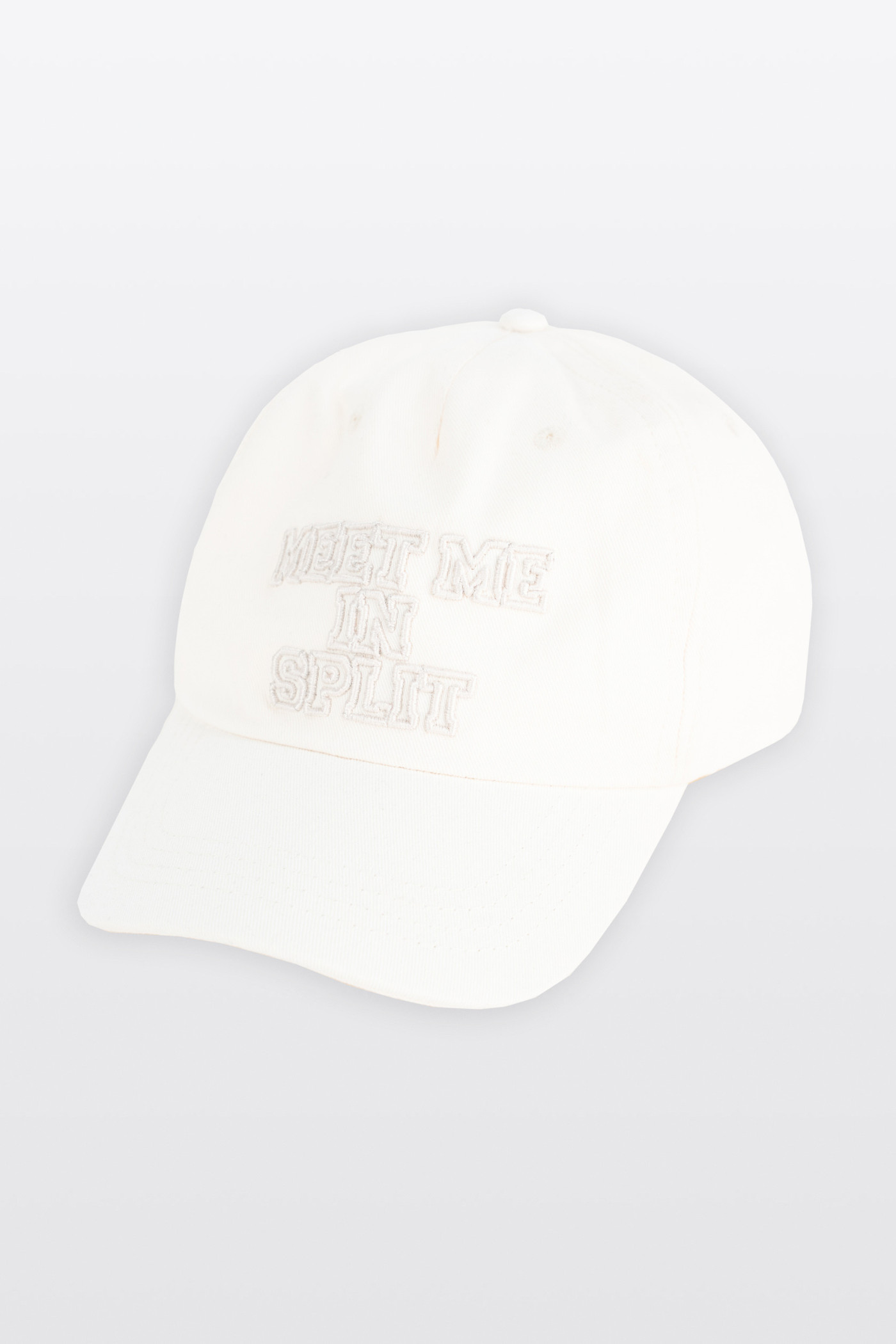 Kremowa czapka z daszkiem z haftem z przodu