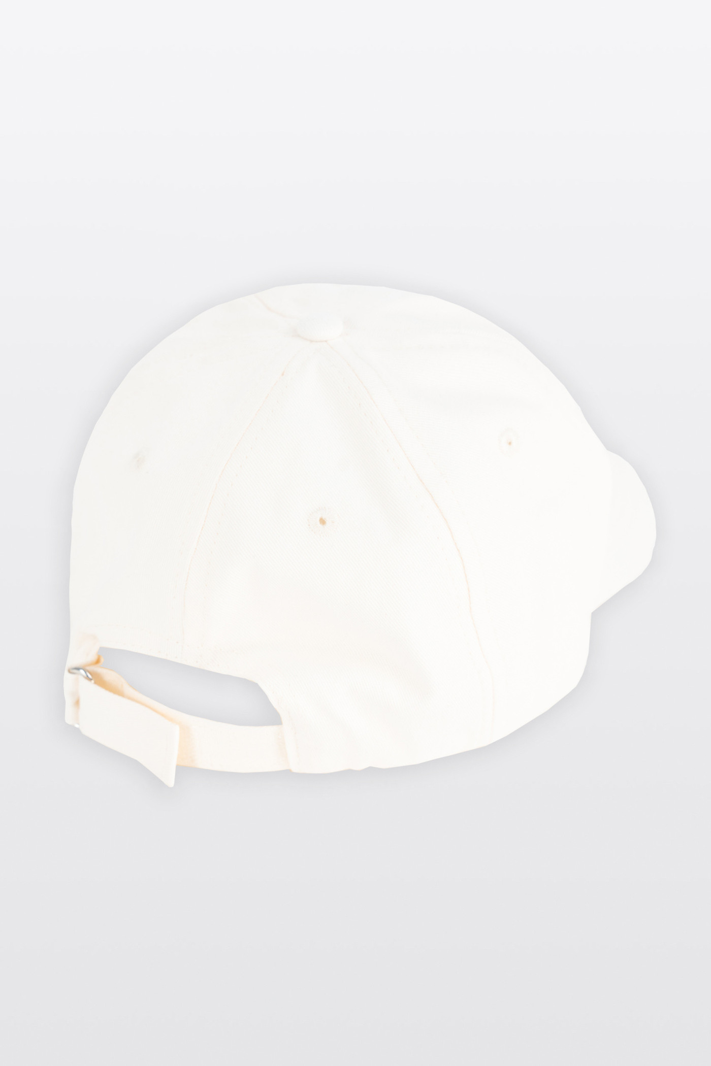 Kremowa czapka z daszkiem z haftem z przodu