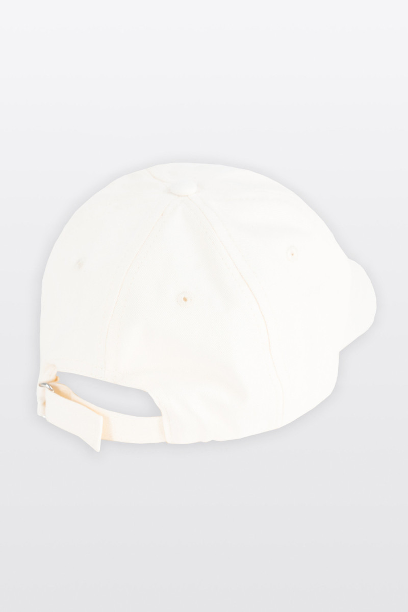 Kremowa czapka z daszkiem z haftem z przodu
