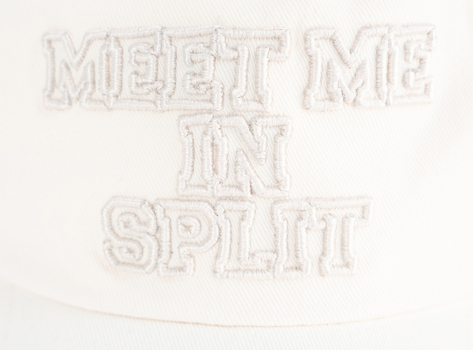 Kremowa czapka z daszkiem z haftem z przodu