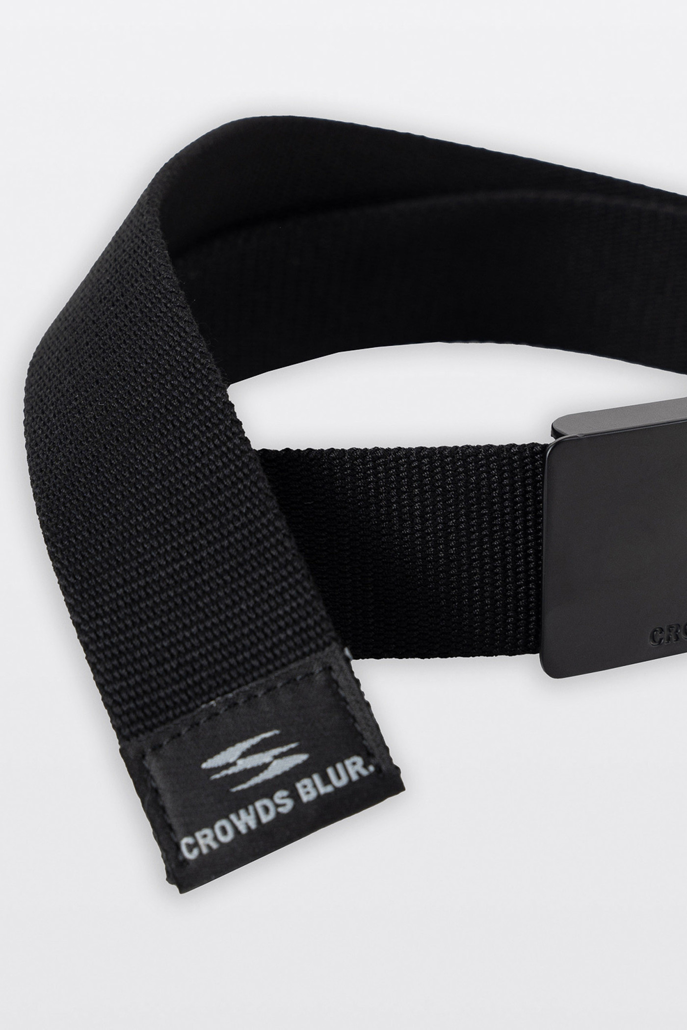 Czarny materiałowy pasek z metalową klamrą