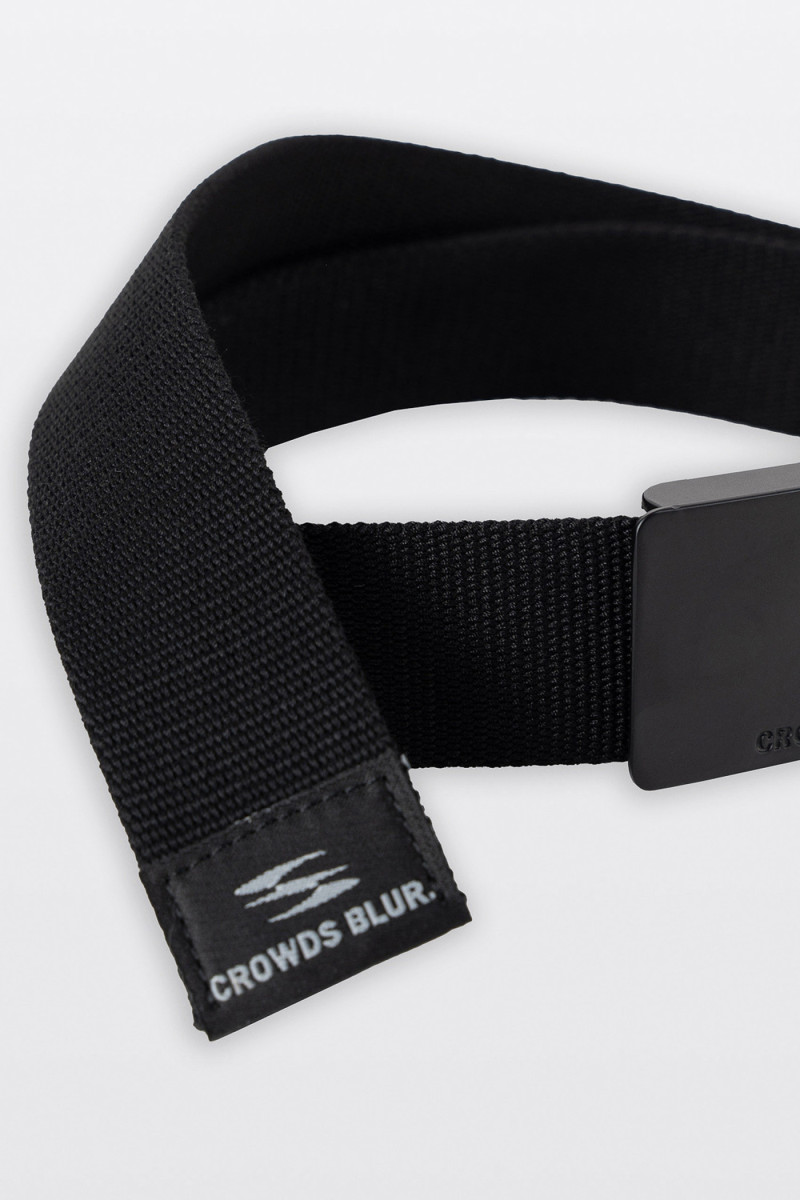 Czarny materiałowy pasek z metalową klamrą