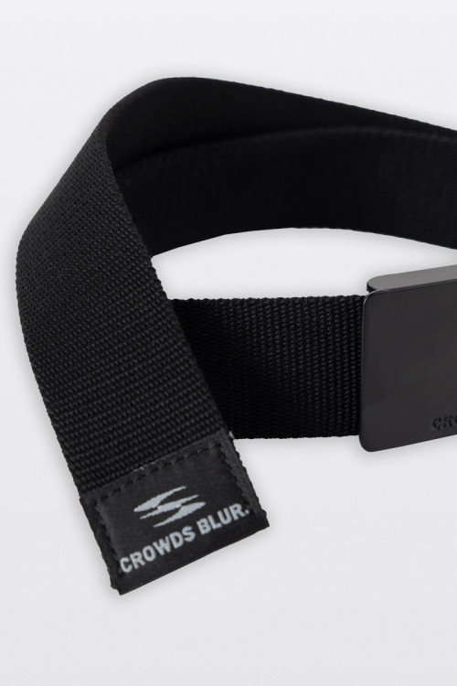 Czarny materiałowy pasek z metalową klamrą