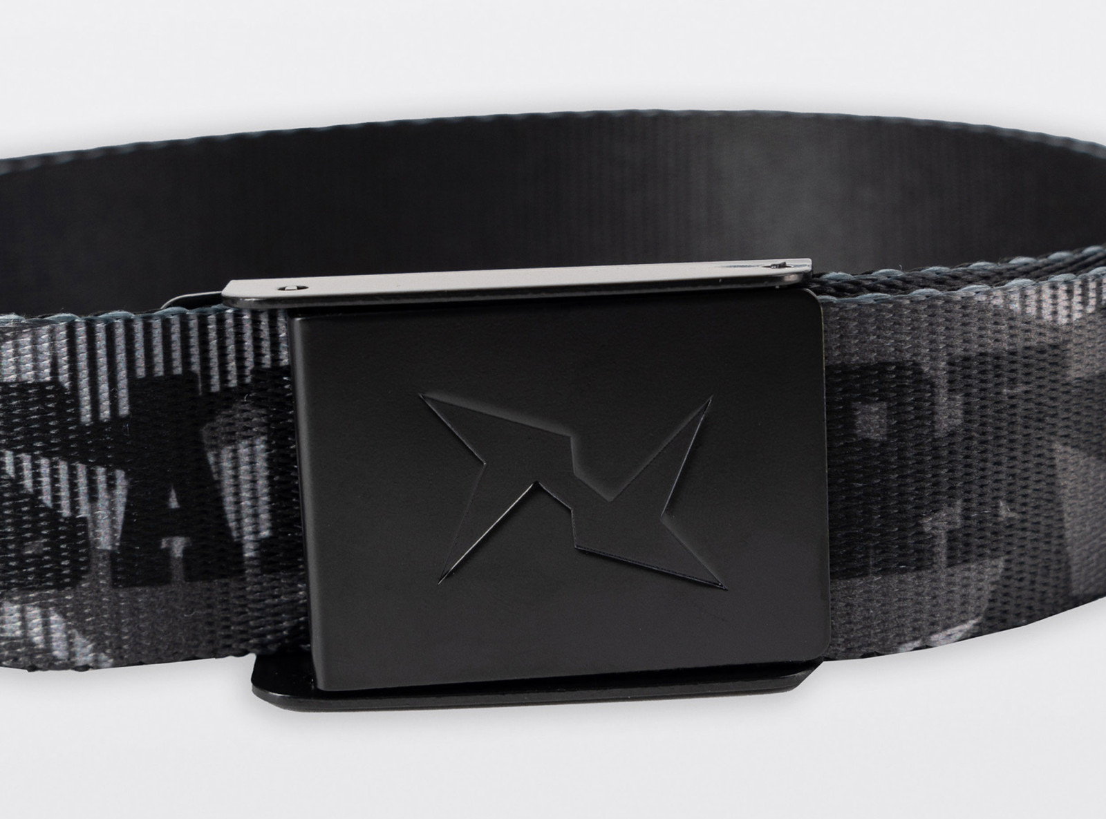 Materiałowy pasek z nadrukiem i metalową klamrą