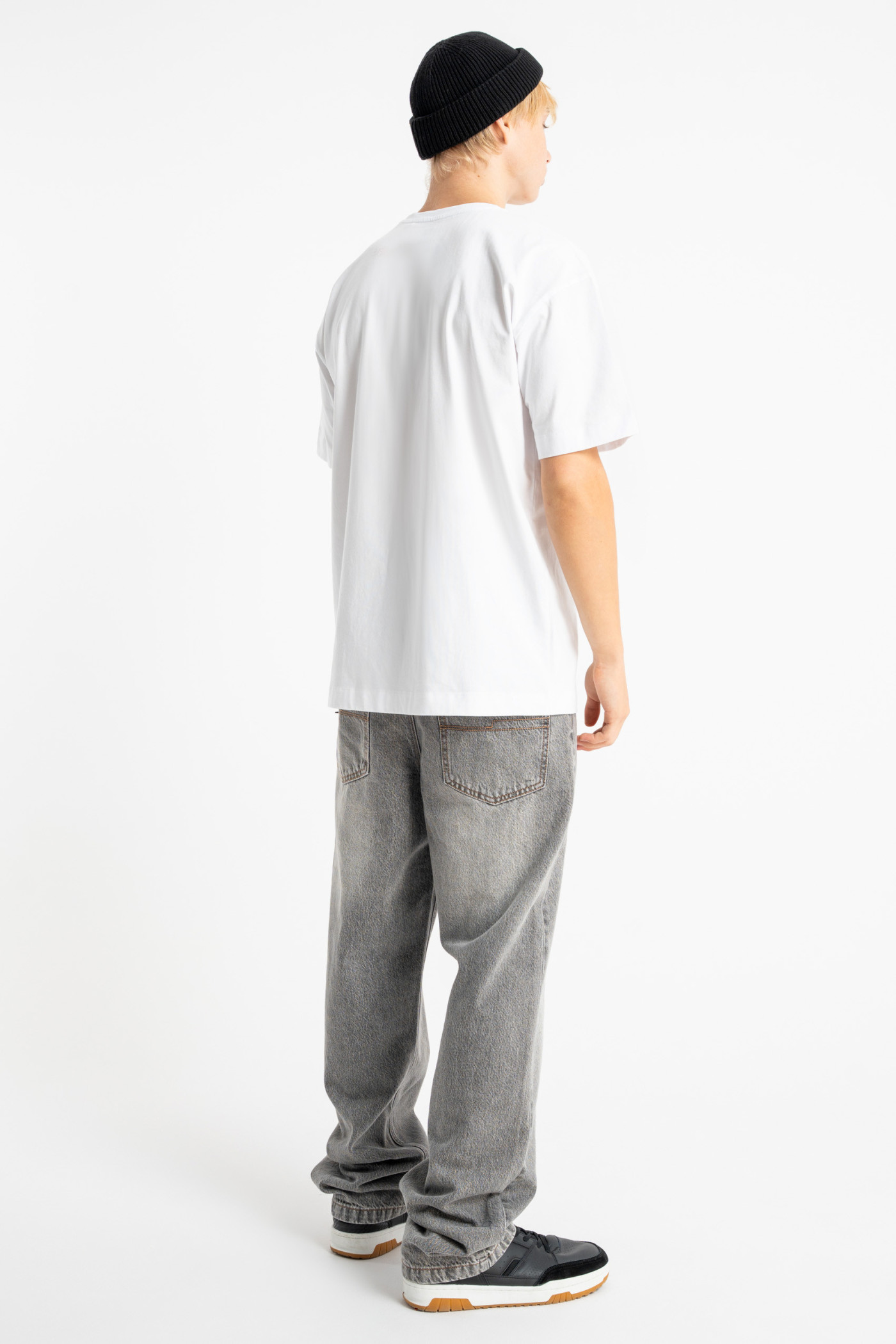 Biały t-shirt LOOSE z nadrukiem z przodu