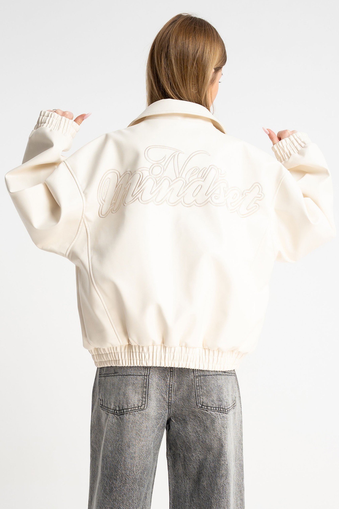 Kremowa kurtka ze skóry ekologicznej z modnym haftem z tyłu