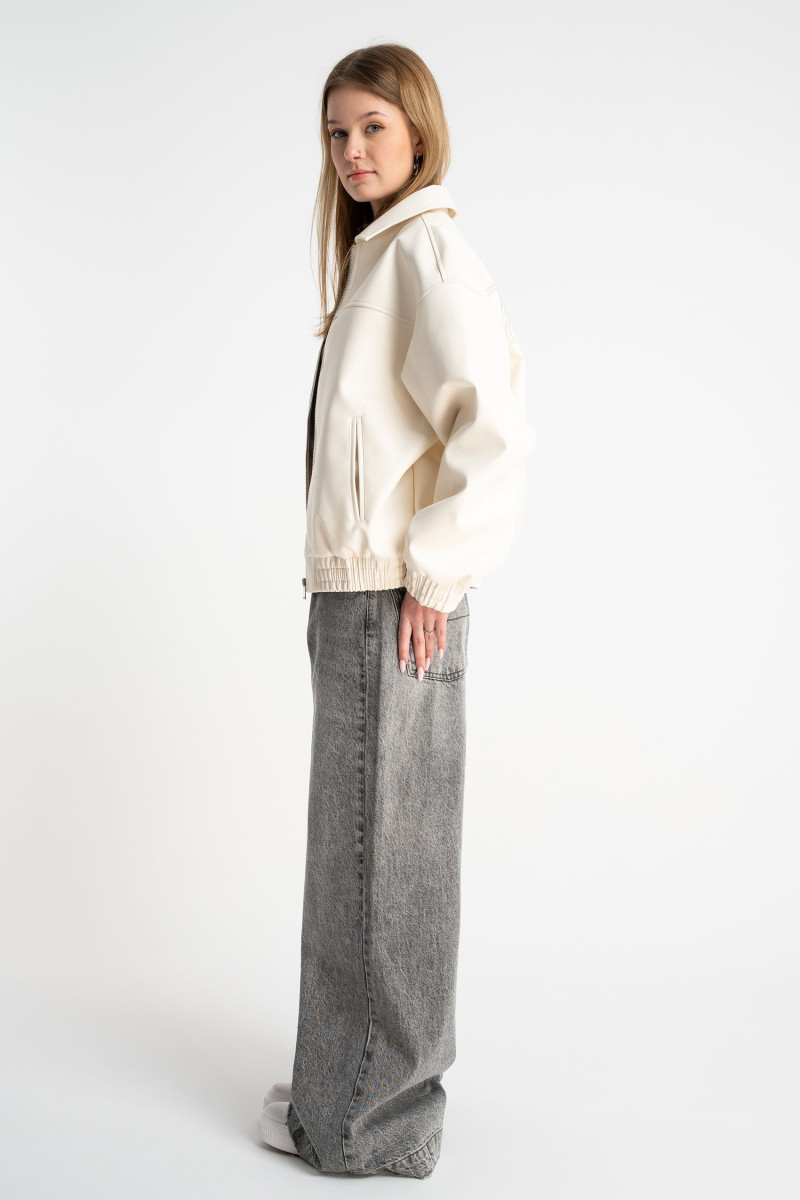 Kremowa kurtka ze skóry ekologicznej z modnym haftem z tyłu