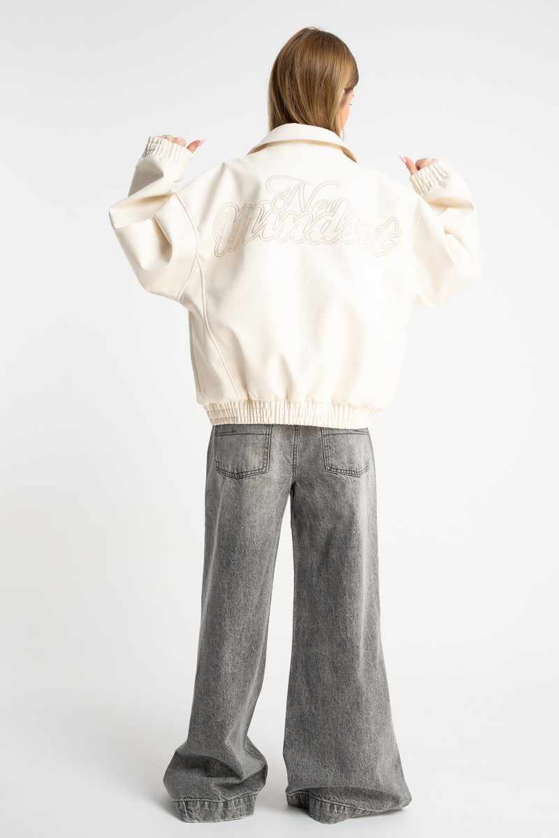 Kremowa kurtka ze skóry ekologicznej z modnym haftem z tyłu