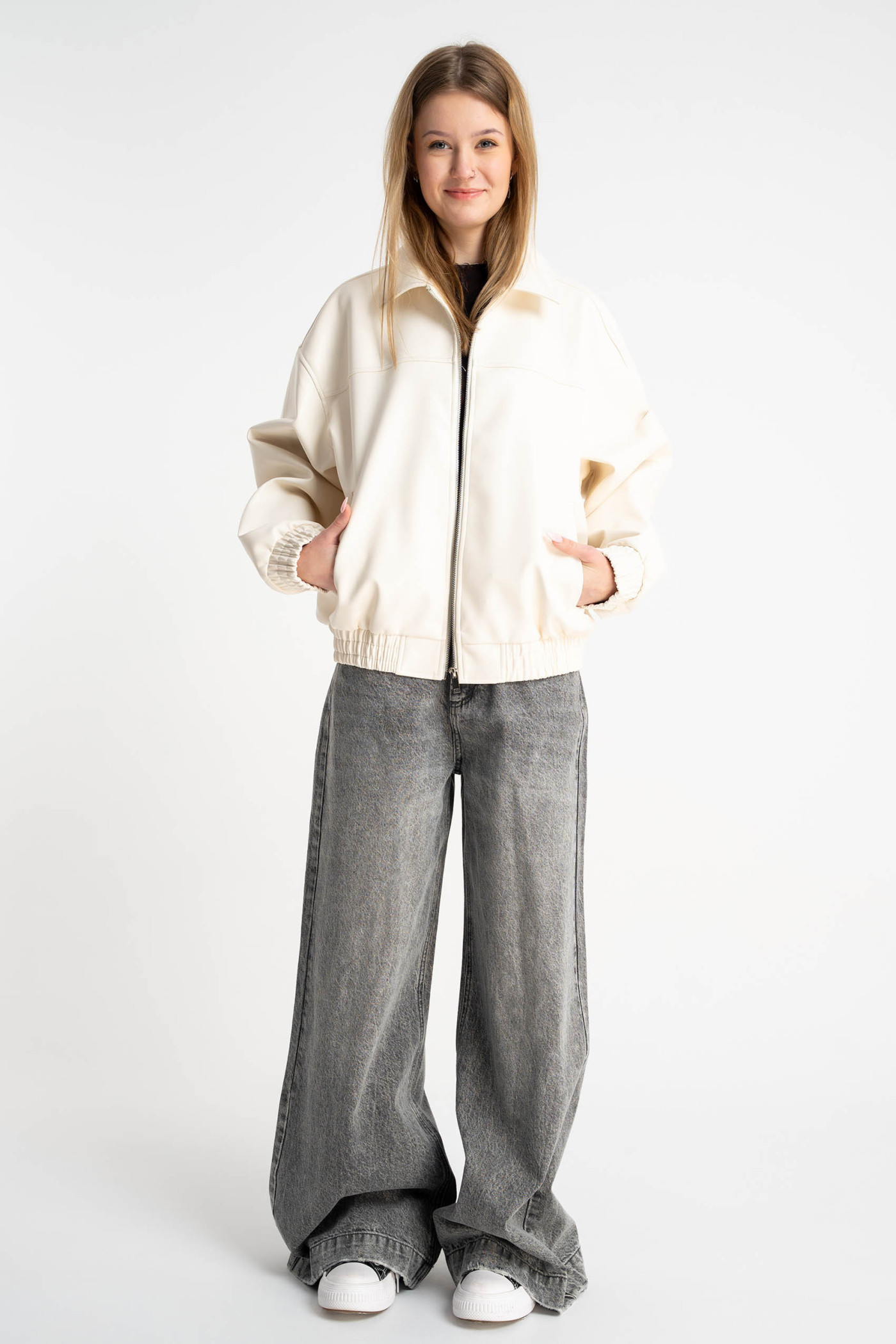 Kremowa kurtka ze skóry ekologicznej z modnym haftem z tyłu