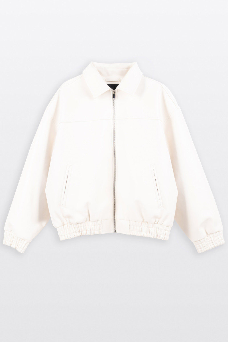 Kremowa kurtka ze skóry ekologicznej z modnym haftem z tyłu