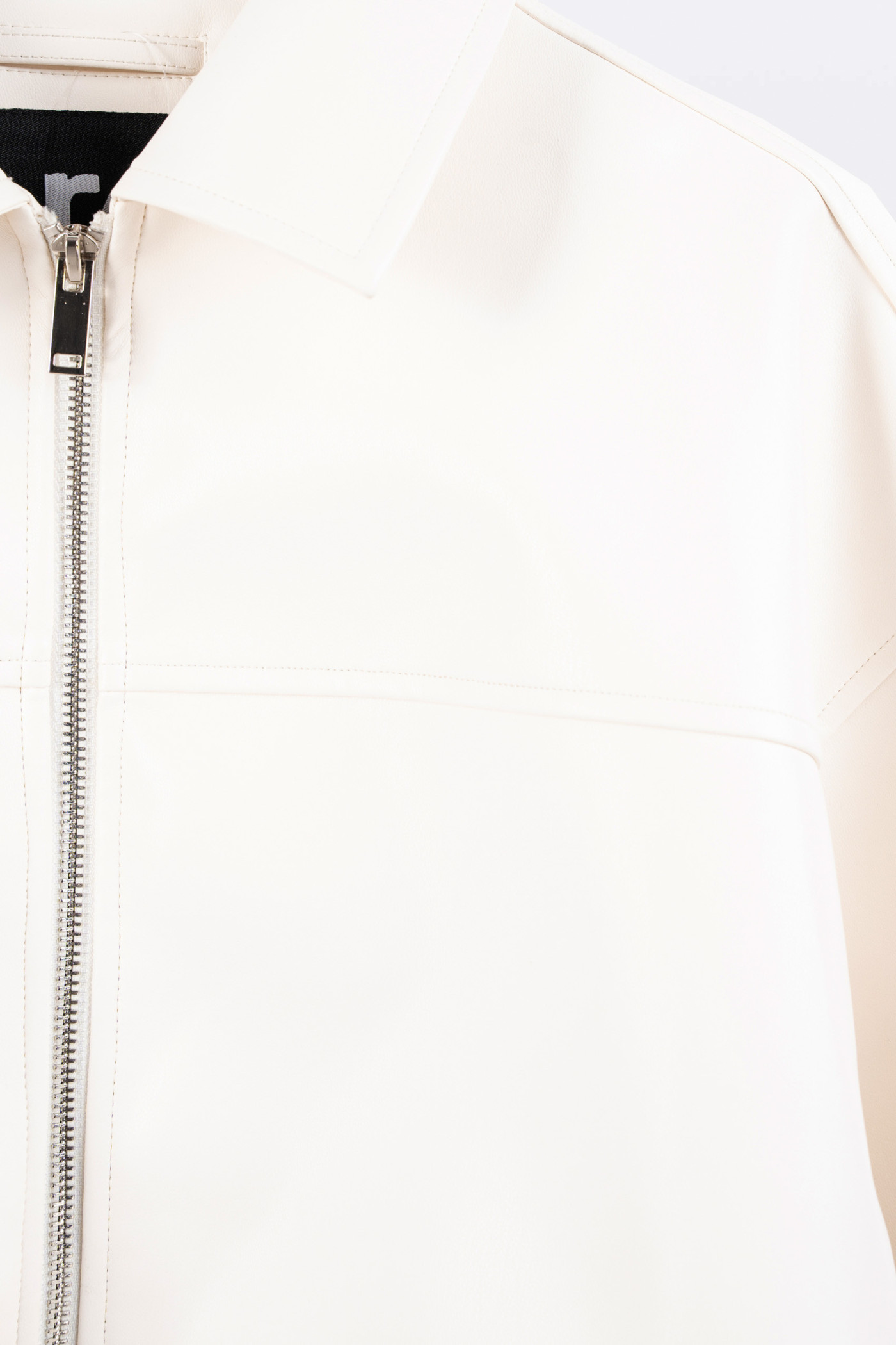 Kremowa kurtka ze skóry ekologicznej z modnym haftem z tyłu