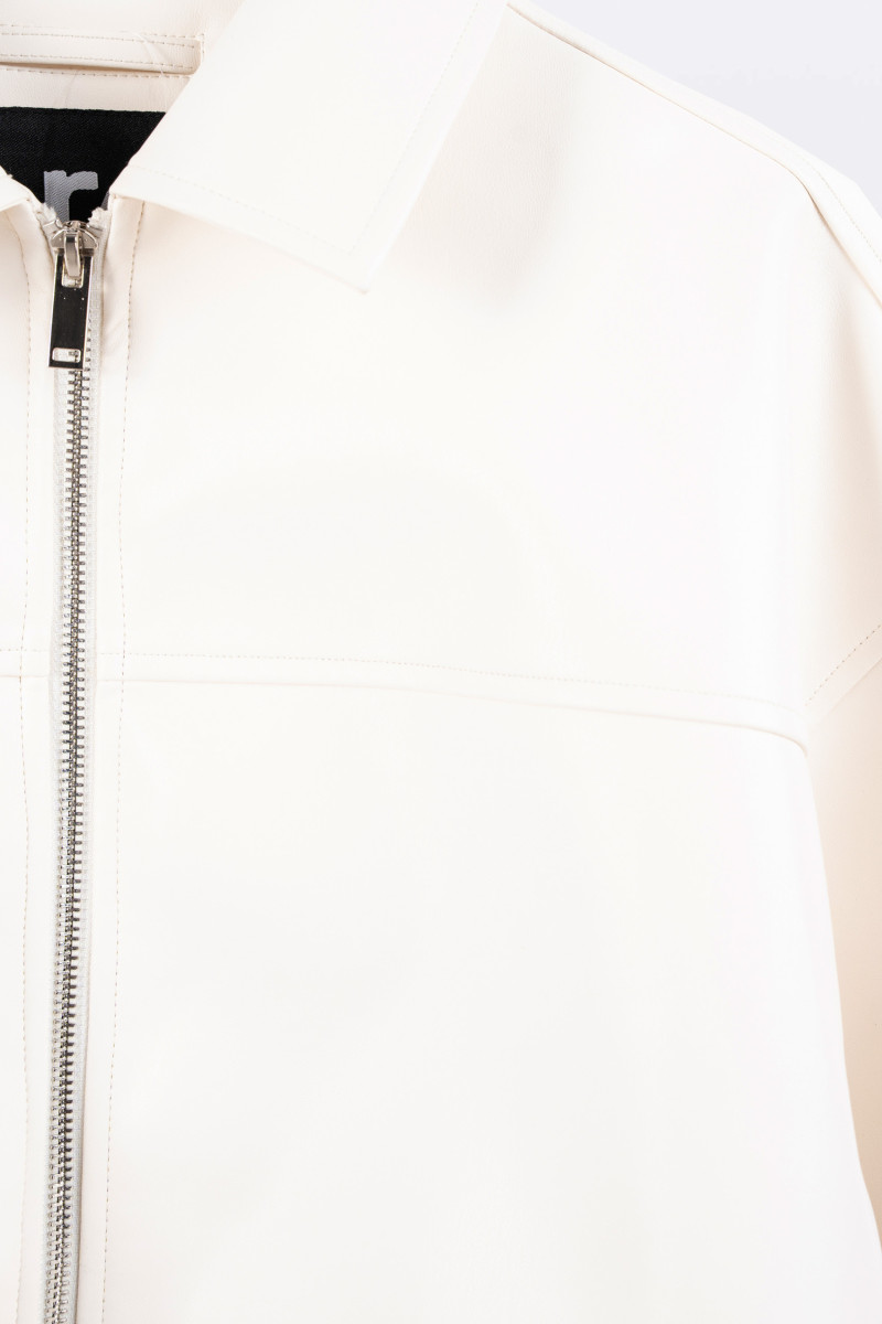 Kremowa kurtka ze skóry ekologicznej z modnym haftem z tyłu