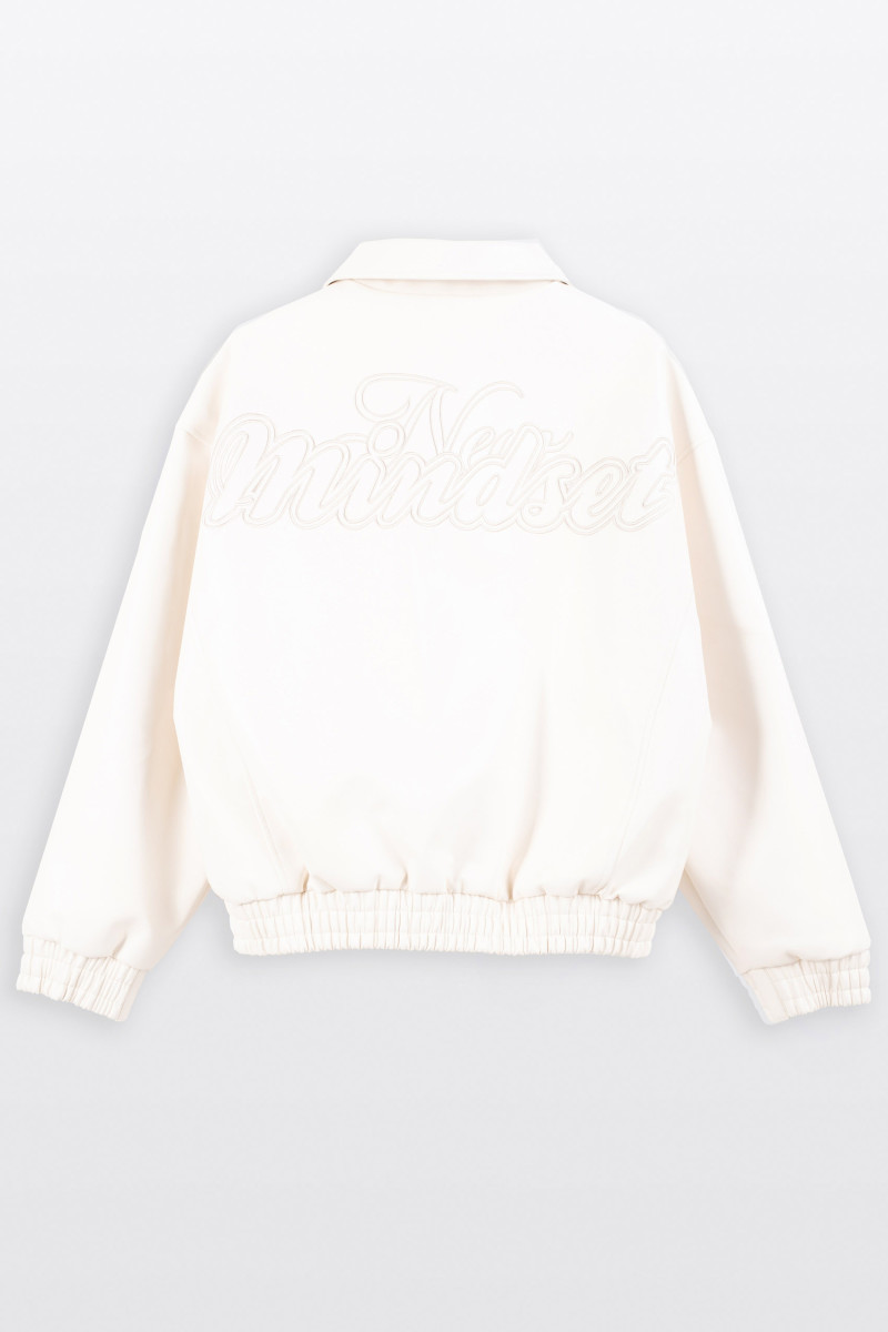 Kremowa kurtka ze skóry ekologicznej z modnym haftem z tyłu