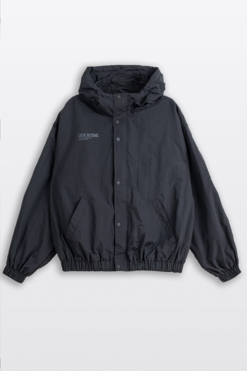 Czarna kurtka przejściowa z kapturem z minimalistycznym nadrukiem