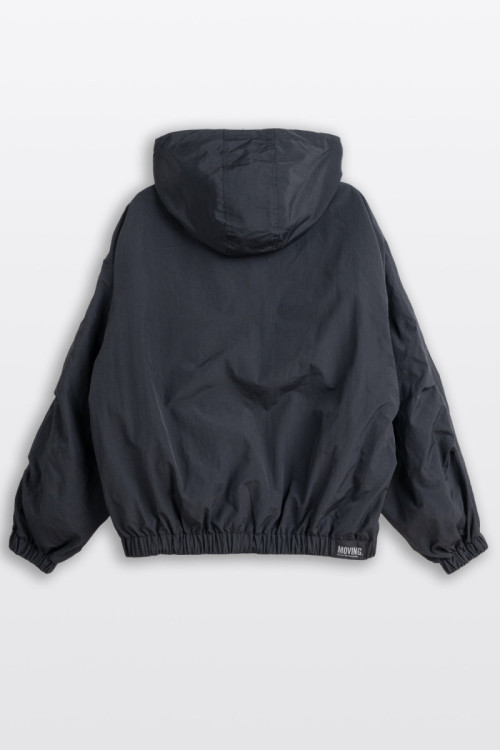 Czarna kurtka przejściowa z kapturem z minimalistycznym nadrukiem