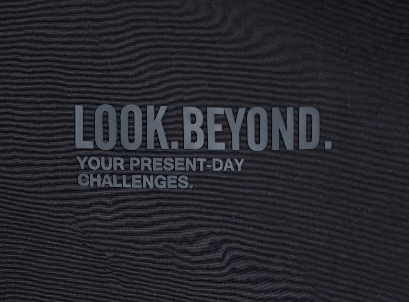 Czarna kurtka przejściowa z kapturem z minimalistycznym nadrukiem