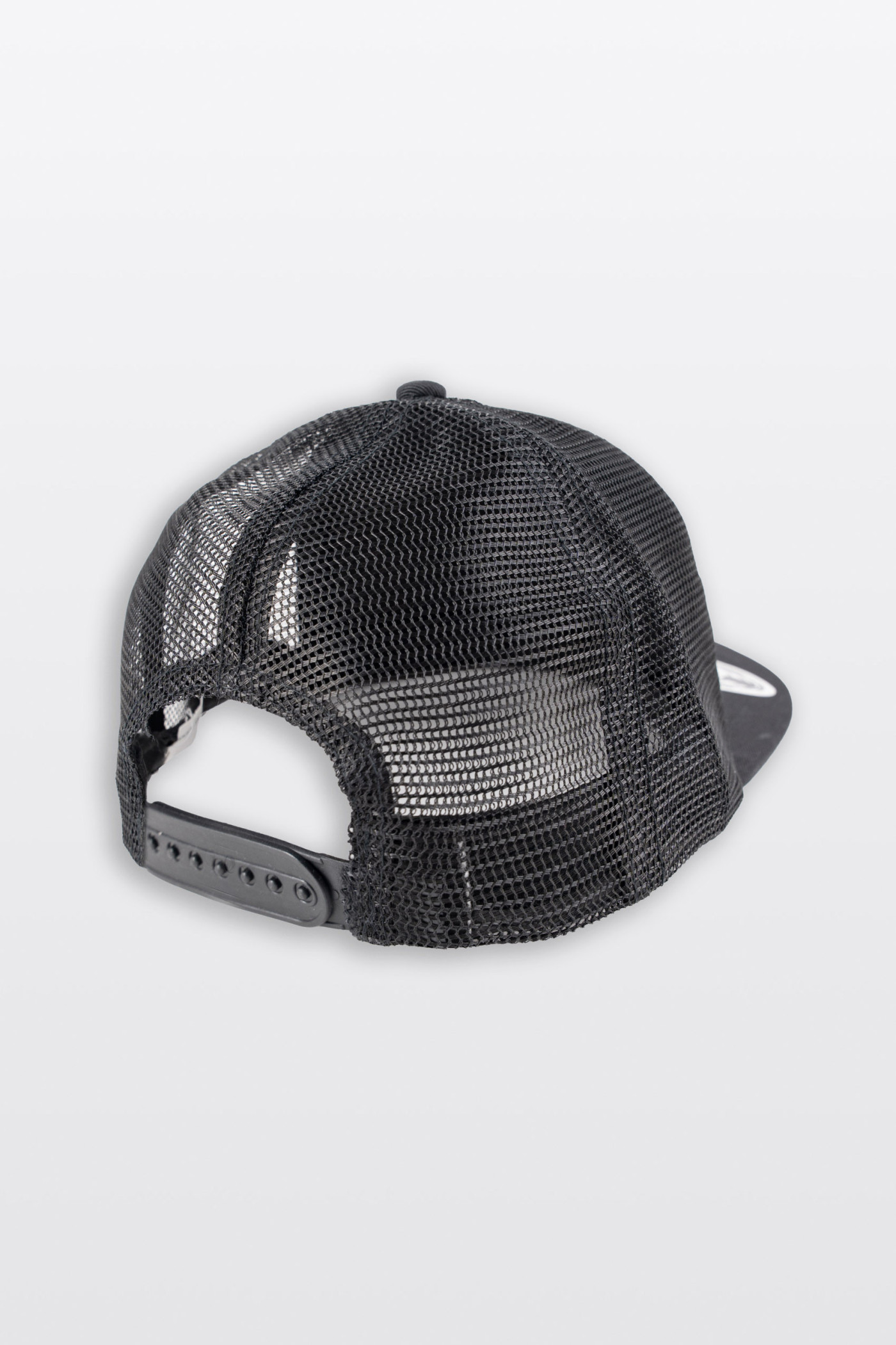 Szaro-czarna czapka z daszkiem z autorską grafiką z przodu