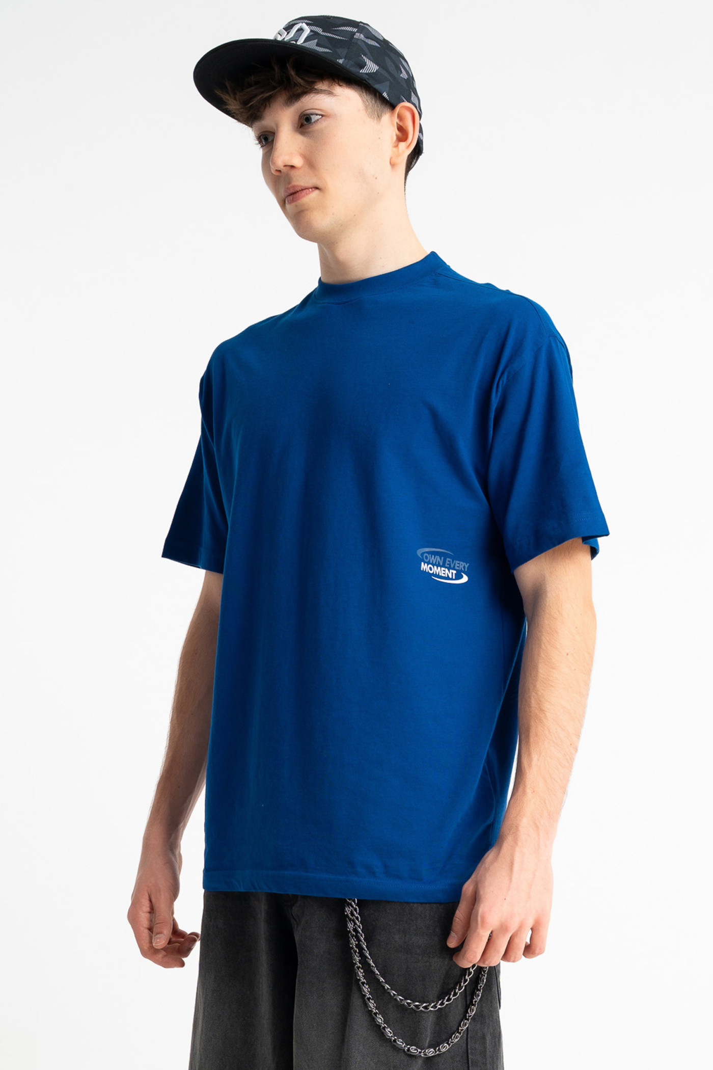 Czapka z daszkiem z monochromatycznym nadrukiem na całości