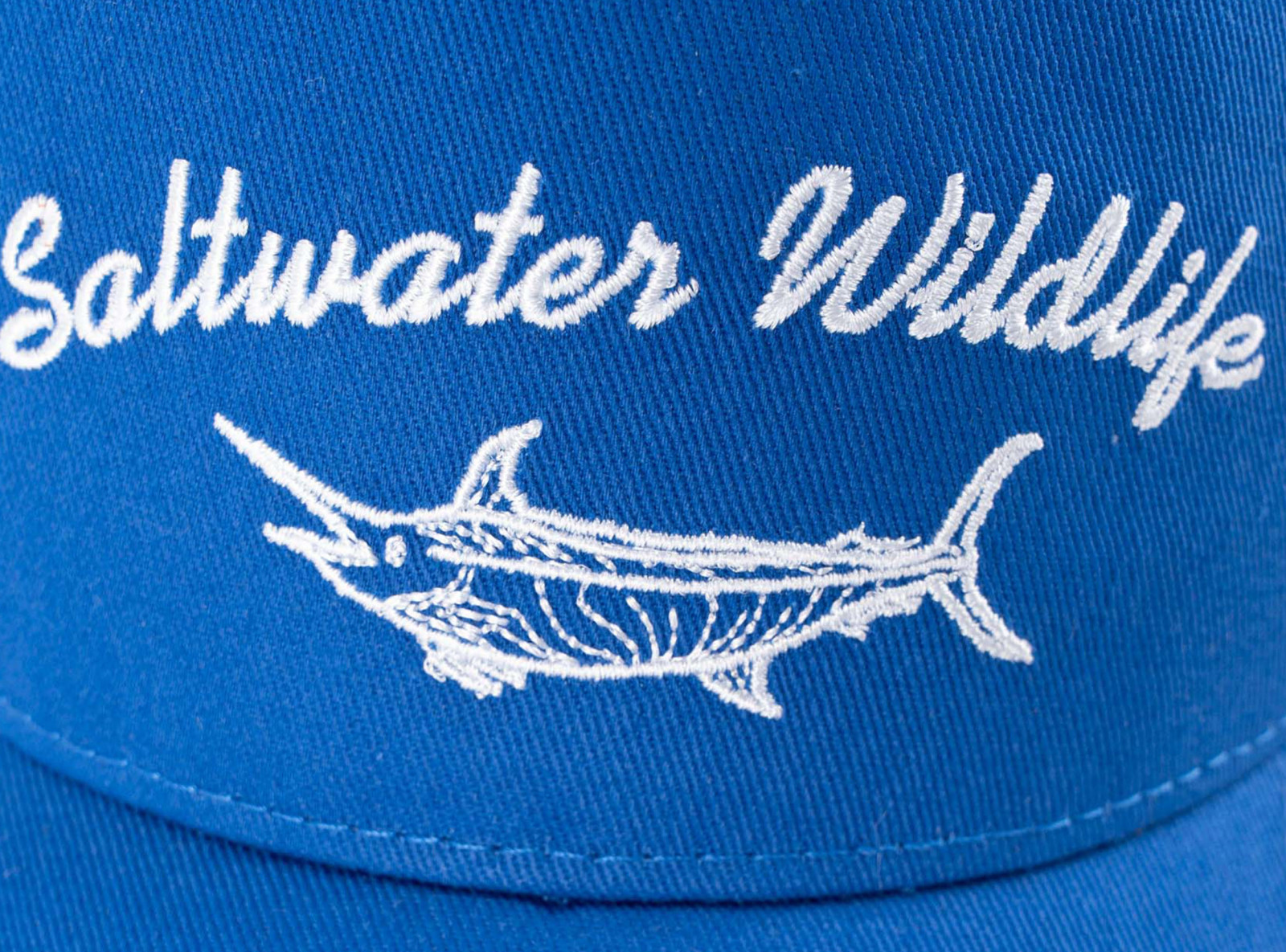 Niebieska czapka z daszkiem z haftem z przodu